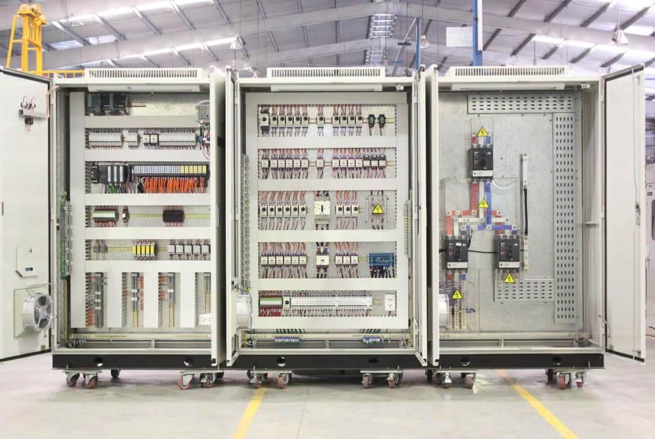 Painel industrial de automação com dispositivos de comando, proteção e controle